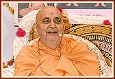 Swamishri blesses the assembly