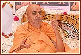 Swamishri blesses the assembly