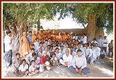 Swamishri, sadhus and devotees by the banyan tree