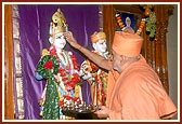 Swamishri performs pujan of Thakorji