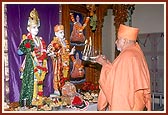 ... and performs arti of Thakorji