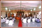 ... and performs arti of Thakorji