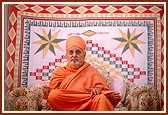Swamishri in the assembly