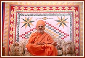 Swamishri blesses the assembly
