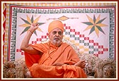 Swamishri showers his blessings during the satsang assembly