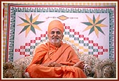 Swamishri showers his blessings during the satsang assembly