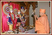 ... also performs arti of Thakorji