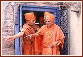 Swamishri observes the rear part of the mandir