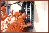 Swamishri observes the rear part of the mandir
