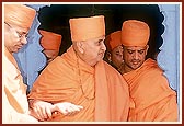 Swamishri departs from the mandir