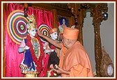 Swamishri performs pujan of Shri Akshar Purushottam Maharaj