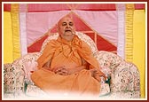 Swamishri blesses the assembly