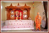 Swamishri addresses the devotees before his departure