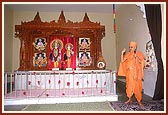 Swamishri addresses the devotees before his departure