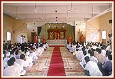 Swamishri addresses the devotees before his departure