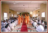 Swamishri blesses the devotees by showering flower petals