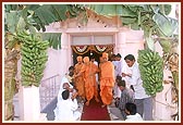 Swamishri departs from the mandir