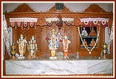 Darshan of deities in the mandir sinhasan