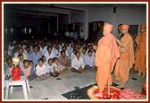 During an unexpected blackout Swamishri addresses the gathering in the lamp light