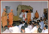 During an unexpected blackout Swamishri addresses the gathering in the lamp light