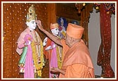 Swamishri performs pujan of the murtis ...