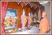 ... and also performs arti of Thakorji