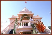 Swamishri descends the mandir steps
