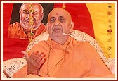 Swamishri blesses the assembly