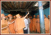 Swamishri shows the standard arrangement of a source of skylight in this house. And the light-well is so arranged that not a drop of rain enters the house during the rainy season