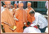 Swamishri is on his way to the old mandir