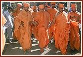 ... towards the old mandir