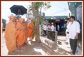 In this open chowk, for the first time in the history of Satsang, the devotees had celebrated the 54th birthday of Shastriji Maharaj in 1919