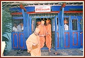 After darshan Swamishri leaves the mandir