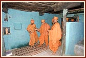 Swamishri visits the house sanctified by Shastriji Maharaj