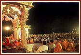 After his arrival Swamishri addresses the assembly from the mandir roopchoki (porch)