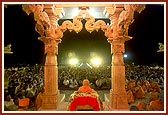 After his arrival Swamishri addresses the assembly from the mandir roopchoki (porch)