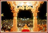 After his arrival Swamishri addresses the assembly from the mandir roopchoki (porch)