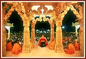 After his arrival Swamishri addresses the assembly from the mandir roopchoki (porch)