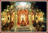 After his arrival Swamishri addresses the assembly from the mandir roopchoki (porch)