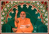 Swamishri blesses the assembly