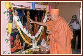 Swamishri performs pujan of the murtis