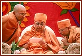 Swamishri reading a letter during the assembly