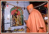 Swamishri performs arti of Shri Radha Krishna Dev