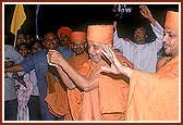 Swamishri expresses joy on seeing the devotees welcome him by singing bhajans
