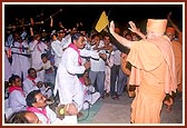 Swamishri expresses joy on seeing the devotees welcome him by singing bhajans