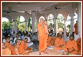 Swamishri performs the patotsav (mandir anniversary) arti