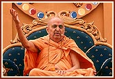 Swamishri blesses the assembly