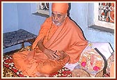 Swamishri sanctifies the home of Harkorbai, a leading devotee who has offered a substantial contribution for the construction of the mandir