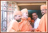 Swamishri leaving the home after the home-visit