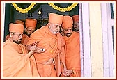 Swamishri visits the birthplace of Pujya Purushottamdasji 